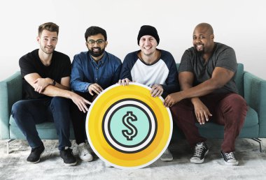 Bir dolar simgesi ile farklı erkek grup