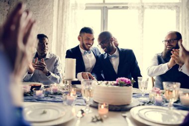 Çeşitli eşcinsel çift yeni evliler Resepsiyon masasında