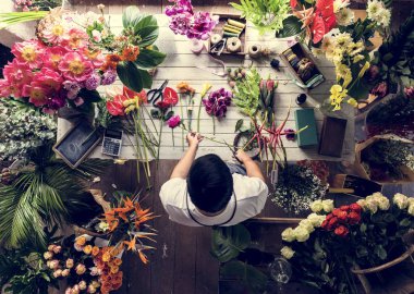 Çiçekçi çiçekçi çiçek düzenleme yapmaya