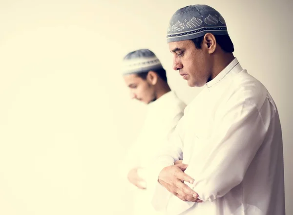 Muslim Laki Laki Berdoa Selama Bulan Ramadan — Stok Foto