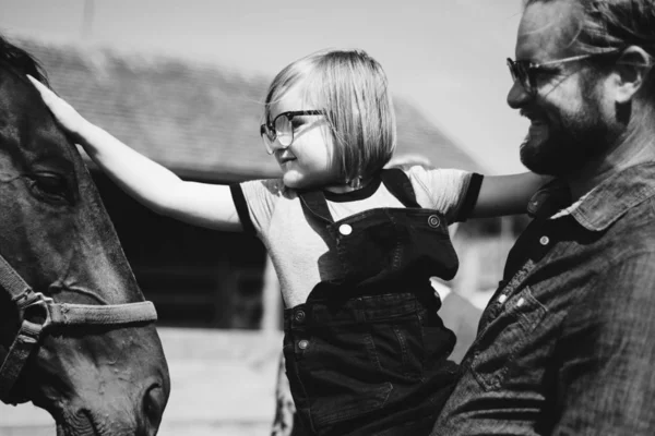 Kleines Mädchen Streichelt Ein Pferd — Stockfoto