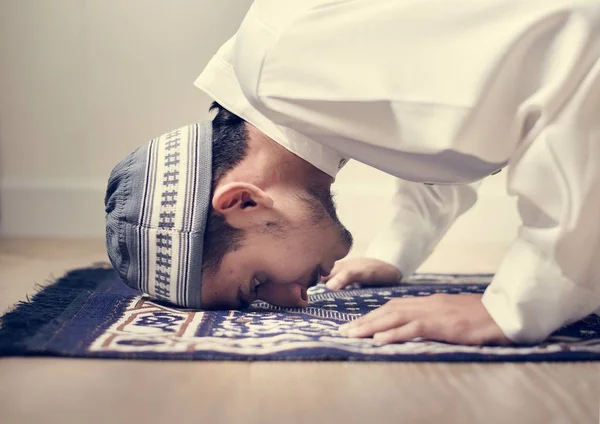 Ragazzo Musulmano Che Prega Postura Sujud — Foto Stock