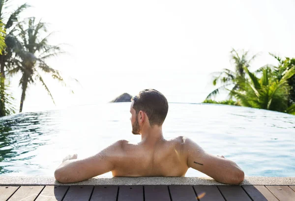 Achteraanzicht Van Man Ontspannen Een Pool — Stockfoto