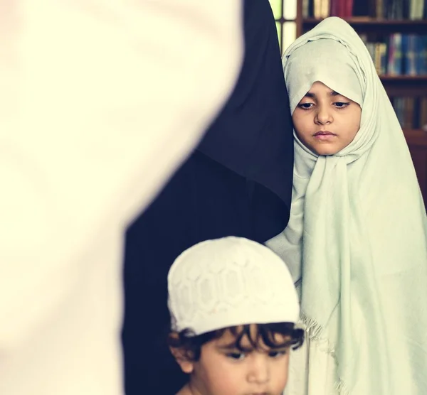 穆斯林儿童在清真寺 — 图库照片