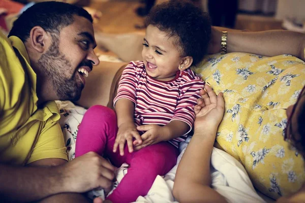 Papá Jugando Con Pequeña Hija — Foto de Stock