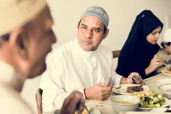 Familia Musulmana Teniendo Una Fiesta Ramadán — Foto de Stock