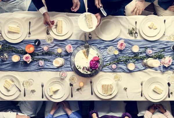 Grupo Amigos Diversos Reuniéndose Comiendo Pasteles Juntos — Foto de Stock