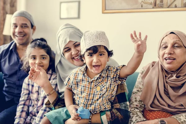 穆斯林家庭放松和在家玩耍 — 图库照片