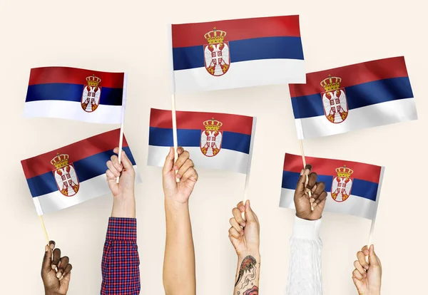 Ruce Mávali Vlajkami Srbska — Stock fotografie