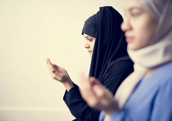 Mujeres Musulmanas Haciendo Dua Allah — Foto de Stock