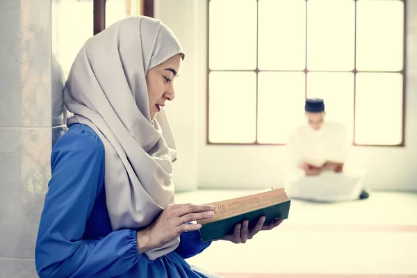 Musulmanes Leyendo Del Quran — Foto de Stock