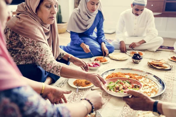 Familia Musulmana Cenando Suelo — Foto de Stock