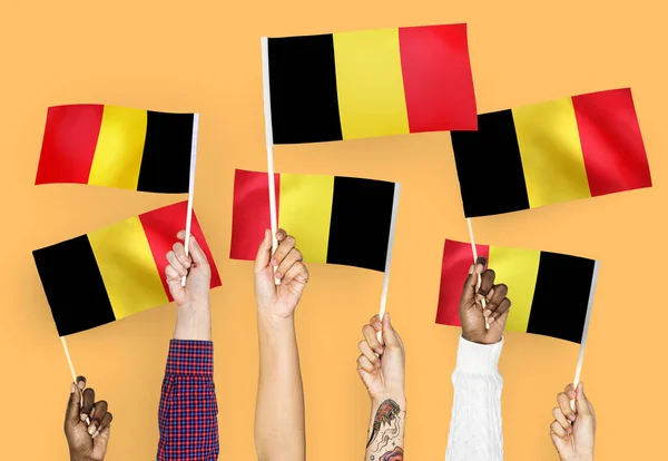 Ręce Wymachując Flagami Belgia — Zdjęcie stockowe