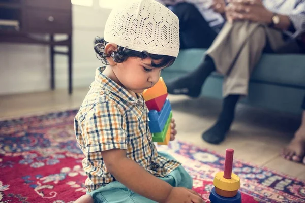 Família Muçulmana Relaxando Brincando Casa — Fotografia de Stock