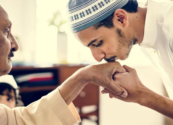 Młody Człowiek Muzułmańskich Okazywanie Szacunku Ojca — Zdjęcie stockowe