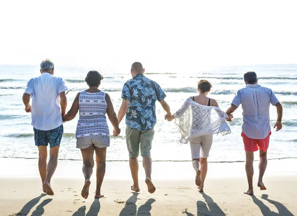 Amici Anziani Che Godono Spiaggia Estate — Foto Stock