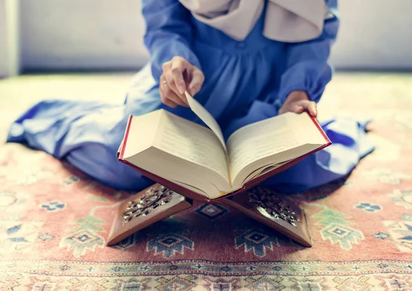 Sebagian Pandangan Wanita Muslim Dalam Jilbab Biru Membaca Qur Karpet — Stok Foto
