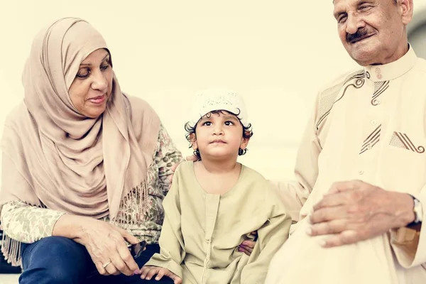 Abuelos Musulmanes Con Nieto — Foto de Stock