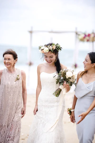 Vrolijke Bruid Het Strand Met Vrienden — Stockfoto