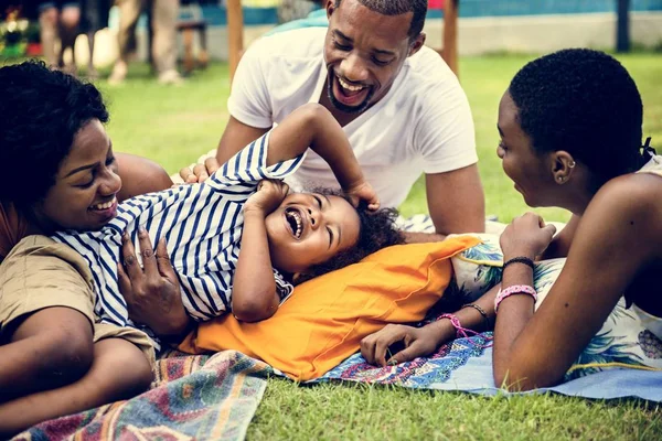 Família Negra Desfrutando Verão Juntos Quintal — Fotografia de Stock