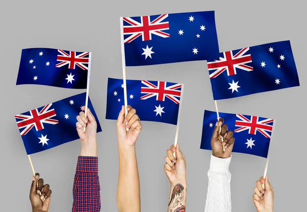 Χέρια Υψώνοντας Σημαίες Εθνική Αυστραλίας — Φωτογραφία Αρχείου