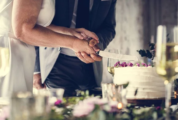 Paar Handen Snijden Bruidstaart — Stockfoto