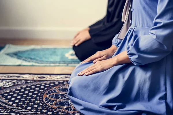 Abgeschnittenes Bild Von Menschen Die Auf Gebetsteppichen Sitzen Muslimische Menschen — Stockfoto