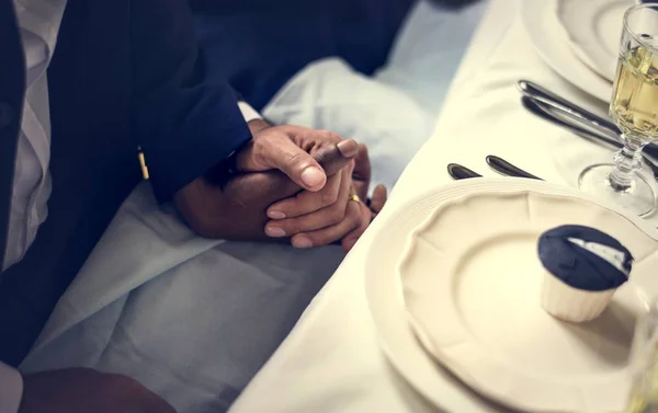 Casal Recém Casado Segurando Mãos Juntas — Fotografia de Stock