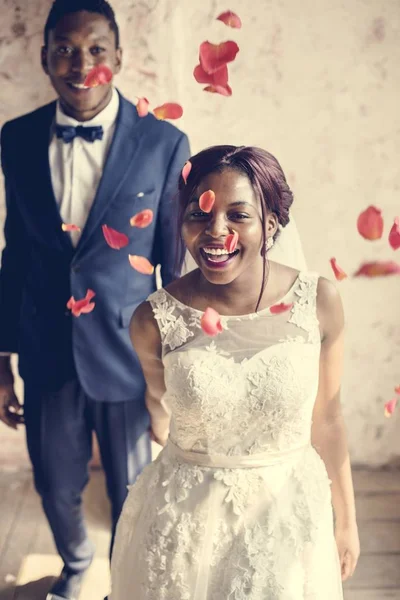 Glada Afrikanska Nedstigningen Bruden Brudgummen Tillsammans — Stockfoto