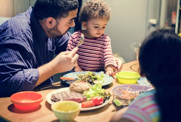 Familia Comiendo Mesa Comedor Juntos —  Fotos de Stock