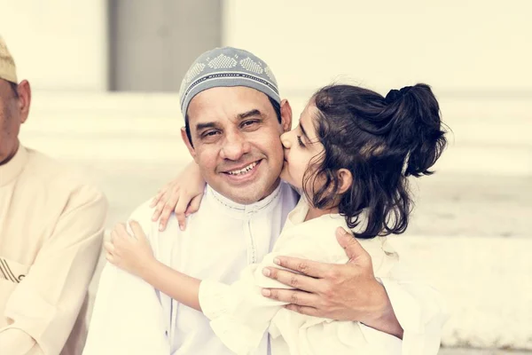 穆斯林父亲和他的女儿 — 图库照片