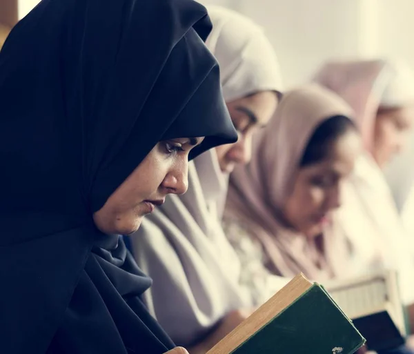 Mujeres Musulmanas Rezando Postura Tashahhud — Foto de Stock