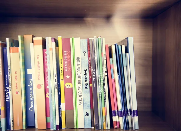 Βιβλία Των Παιδιών Στο Δημοτικό Σχολείο Βιβλιοθήκη — Φωτογραφία Αρχείου