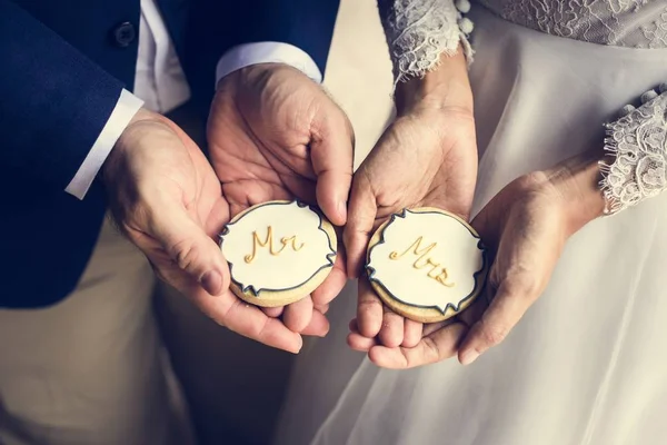 Casal Recém Casado Mãos Segurando Biscoitos Para Celebração Casamento — Fotografia de Stock