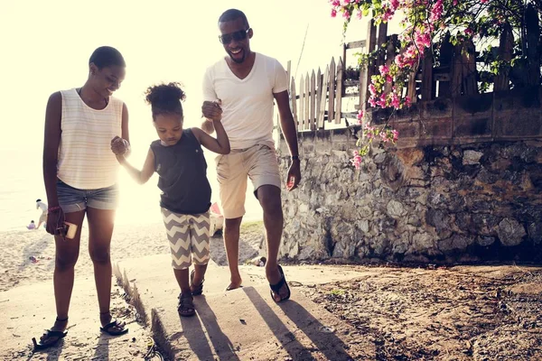 Negro Familia Disfrutando Verano Juntos Playa —  Fotos de Stock