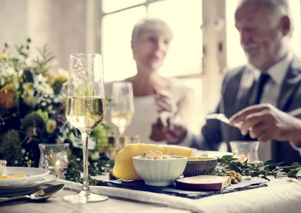 Äldre Par Äta Mat Tillsammans — Stockfoto