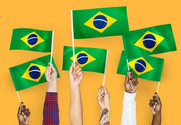 Mãos Agitando Bandeiras Brasil — Fotografia de Stock
