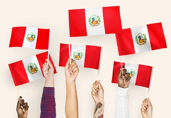 Ruce Mávali Vlajkami Peru — Stock fotografie