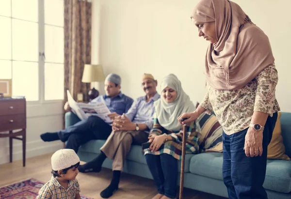 Muslimi Perhe Rentouttava Kotona — kuvapankkivalokuva