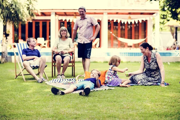 Famille Caucasienne Profiter Été Ensemble Arrière Cour — Photo