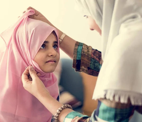 Μητέρα Μουσουλμάνος Βάζοντας Ένα Hijab Σχετικά Μικρή Της Κόρη — Φωτογραφία Αρχείου