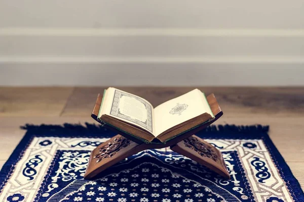 Quran Κεντρικό Θρησκευτικό Κείμενο Του Ισλάμ — Φωτογραφία Αρχείου