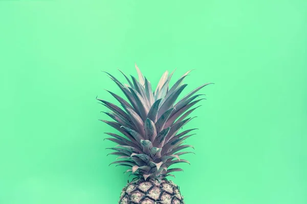 Tropische Ananasfrüchte Isoliert Auf Grünem Hintergrund — Stockfoto