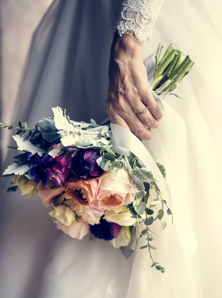 Braut Mit Blumenstrauß Bei Verlobungszeremonie — Stockfoto
