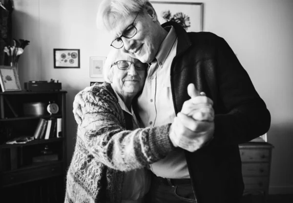 Старшая Пара Веселится Танцует Дома Комнате — стоковое фото