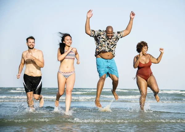 Group Cheerful Friends Beach — Stock Photo, Image