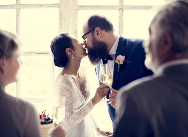 Braut Küsst Bräutigam Bei Hochzeit — Stockfoto