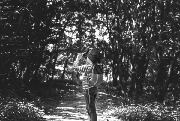 Chica Usando Prismáticos Bosque Blanco Negro —  Fotos de Stock