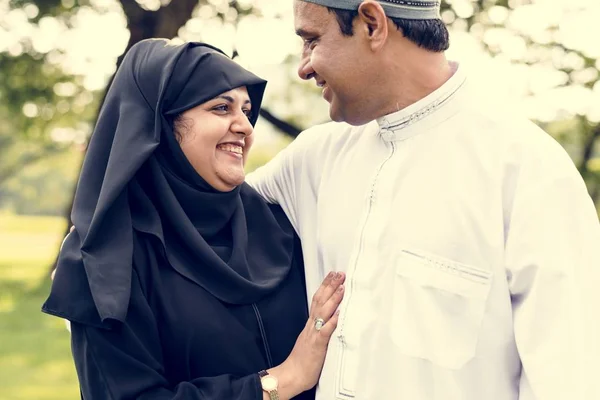 Casamento Muçulmano Casal Parque — Fotografia de Stock