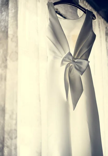 Weißes Hochzeitskleid Hängt Fenster — Stockfoto